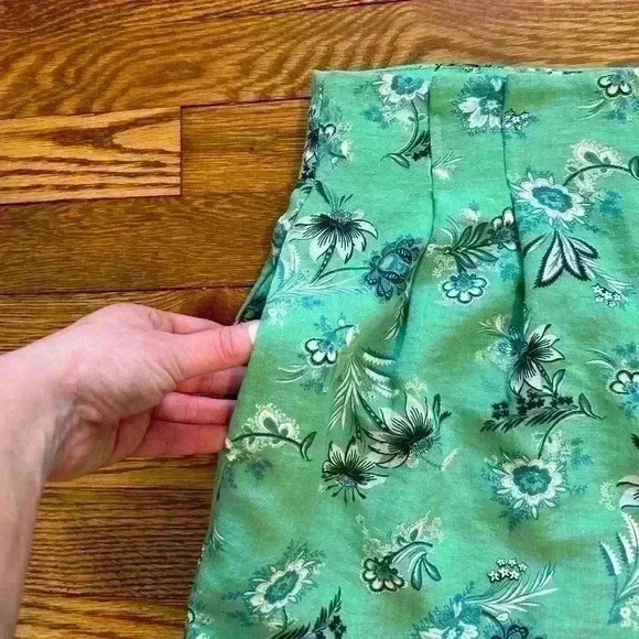 Ann Taylor Tailored High Waist Floral Print Pleated Dress Shorts Size 8 Green - Picture 3 of 11